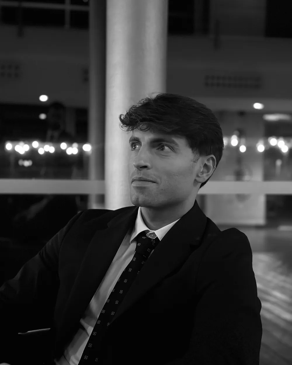 Retrato en blanco y negro de Josep Restrudis con traje y corbata
